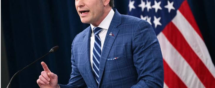 États-Unis : Pete Hegseth lit un faux verset biblique de « Pulp Fiction » pendant le service de prière, comparant la presse aux pharisiens